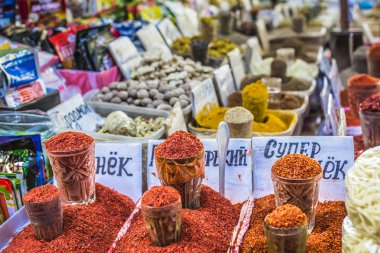 Canlı oryantal Orta Asya pazarı elinde çanta çeşitli sp tam