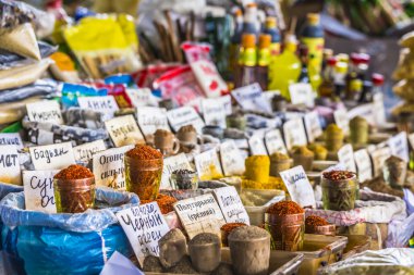 Canlı oryantal Orta Asya pazarı elinde çanta çeşitli sp tam