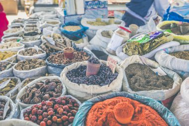 Canlı oryantal Orta Asya pazarı elinde çanta çeşitli sp tam