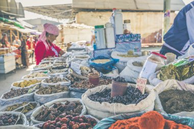 Canlı oryantal Orta Asya pazarı elinde çanta çeşitli sp tam