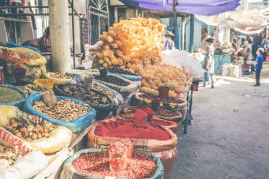Canlı oryantal Orta Asya pazarı elinde çanta çeşitli sp tam