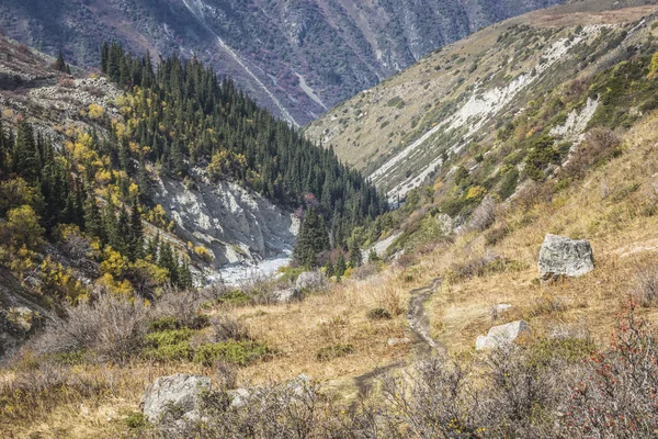 El panorama del paisaje montañoso de la garganta de Ala-Archa en la suma — Foto de Stock