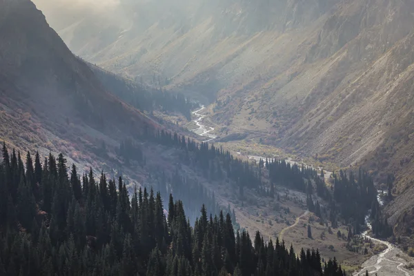 O panorama da paisagem montanhosa do desfiladeiro de Ala-Archa na soma — Fotografia de Stock