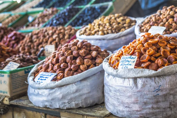 Droge vruchten en specerijen zoals cashewnoten, rozijnen, kruidnagel, anijs, enz. — Stockfoto