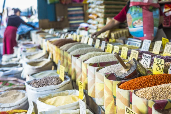 Levendige oriëntaalse centrale Aziatische markt met zakken vol met verschillende sp — Stockfoto