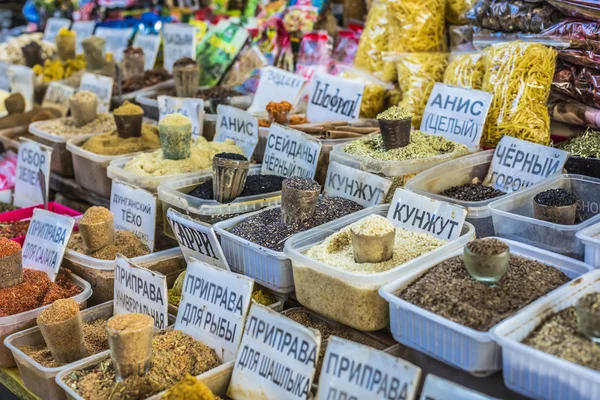 Marché oriental vif d'Asie centrale avec des sacs pleins de diverses sp — Photo