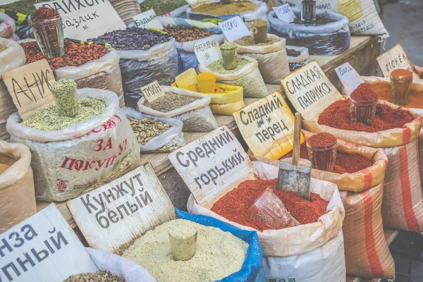 Lebendige orientalische zentralasiatischen Markt mit Taschen voller verschiedener sp — Stockfoto