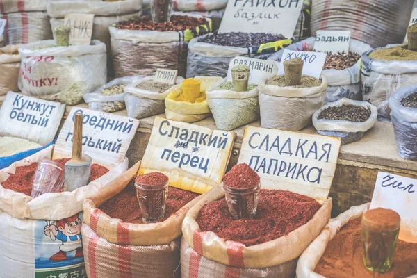 Marché oriental vif d'Asie centrale avec des sacs pleins de diverses sp — Photo