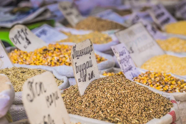 Marché oriental vif d'Asie centrale avec des sacs pleins de diverses sp — Photo