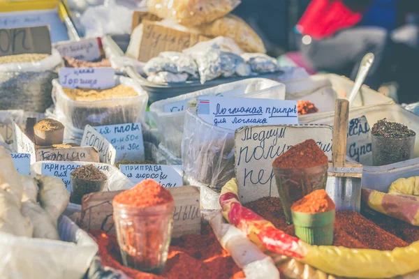 Marché oriental vif d'Asie centrale avec des sacs pleins de diverses sp — Photo