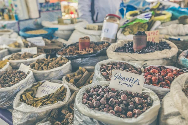 Vivid oriental central asiático mercado con bolsas lleno de varios sp —  Fotos de Stock