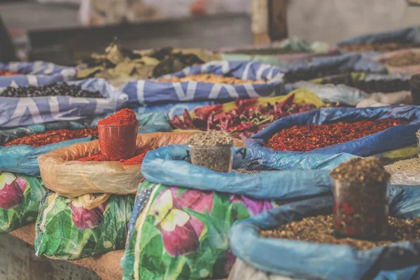 Živý orientální střední asijský trh s taškami plnými různých sp — Stock fotografie