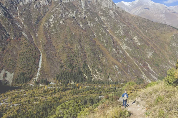 O panorama da paisagem montanhosa do desfiladeiro de Ala-Archa na soma — Fotografia de Stock