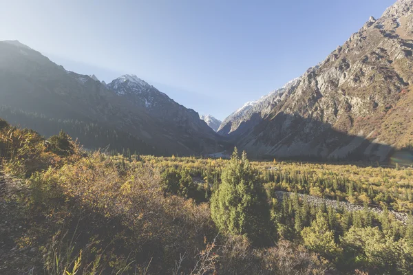 El panorama del paisaje montañoso de la garganta de Ala-Archa en la suma — Foto de Stock