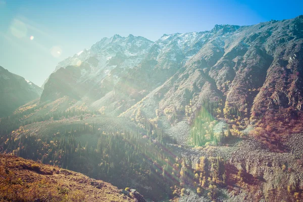 Panoramy górskiej Ala Archa wąwóz w sumie — Zdjęcie stockowe