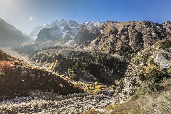 O panorama da paisagem montanhosa do desfiladeiro de Ala-Archa na soma — Fotografia de Stock