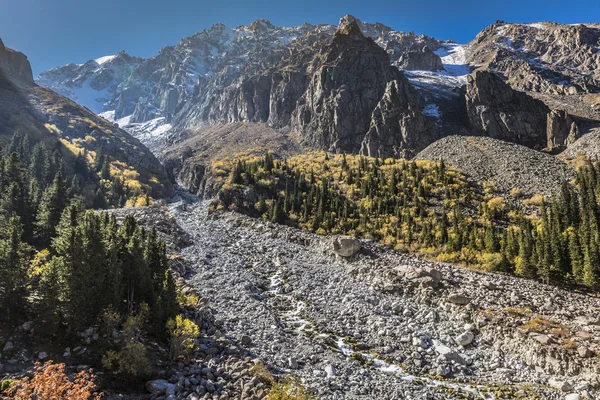 El panorama del paisaje montañoso de la garganta de Ala-Archa en la suma — Foto de Stock