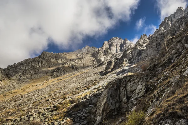 El panorama del paisaje montañoso de la garganta de Ala-Archa en la suma —  Fotos de Stock