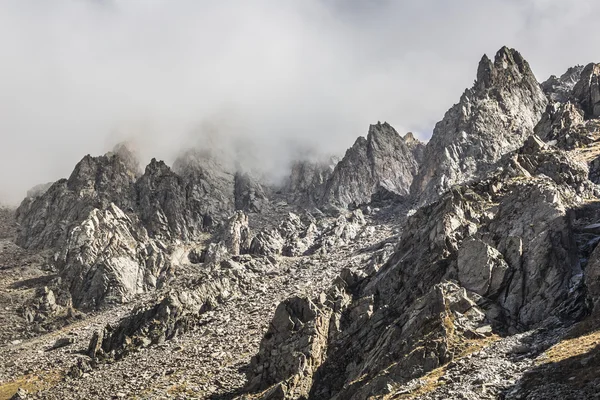 O panorama da paisagem montanhosa do desfiladeiro de Ala-Archa na soma — Fotografia de Stock