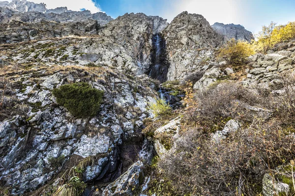 Το πανόραμα του ορεινό τοπίο του φαραγγιού Ala-Archa στο άθροισμα — Φωτογραφία Αρχείου