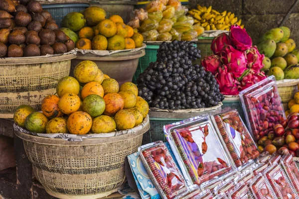 Рынок фруктов под открытым небом в деревне Бали, Индонезия . — стоковое фото