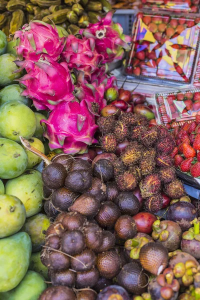 Рынок фруктов под открытым небом в деревне Бали, Индонезия . — стоковое фото