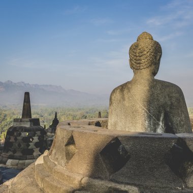 Dünya Mirası ve en büyük bhuddist Tapınağı Borobudur Yogjak içinde
