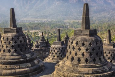 Dünya Mirası ve en büyük bhuddist Tapınağı Borobudur Yogjak içinde