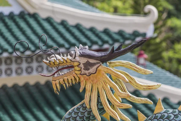 Pagode en dragon beeldhouwkunst van de Taoïstische tempel in Cebu, Philip — Stockfoto