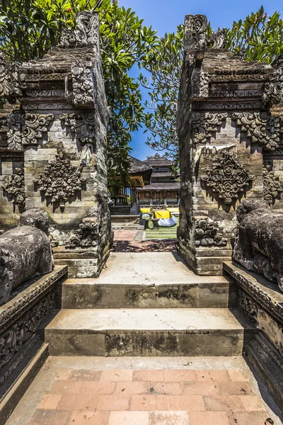 Temple in Bali, Indonesia on a beautiful sunny day — Stock Photo, Image