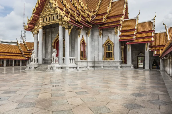 E temple de marbre, Wat Benchamabopit Dusitvanaram à Bangkok, Tha — Photo