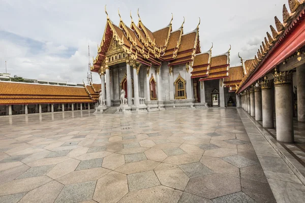 E temple de marbre, Wat Benchamabopit Dusitvanaram à Bangkok, Tha — Photo