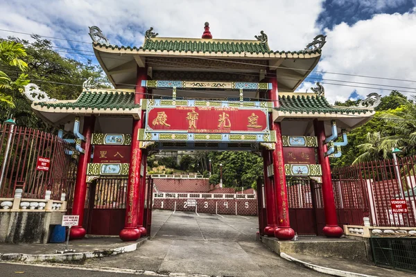 Pagode en dragon beeldhouwkunst van de Taoïstische tempel in Cebu, Philip — Stockfoto