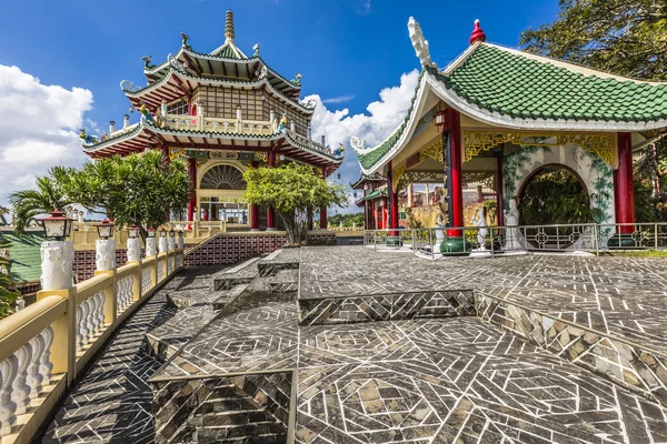 Pagoda e scultura di draghi del Tempio Taoista di Cebu, Filippo — Foto Stock