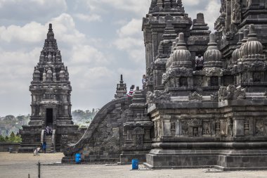 Endonezya 'daki Java adasında Yogyakarta yakınlarındaki Prambanan tapınağı