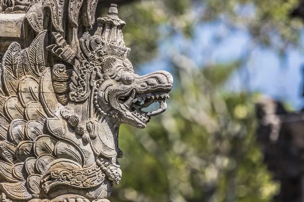 Tempel in Bali, Indonesië op een mooie zonnige dag — Stockfoto