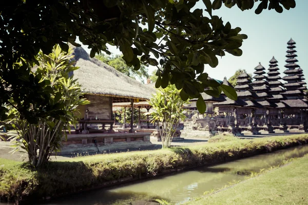 Tempel in bali, indonesien an einem schönen sonnigen tag — Stockfoto