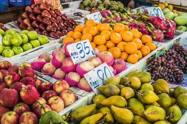 Mercado de frutas en Bangkok, Tailandia . —  Fotos de Stock