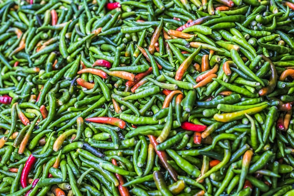 Zelené chilli papričky, detailní pohled — Stock fotografie