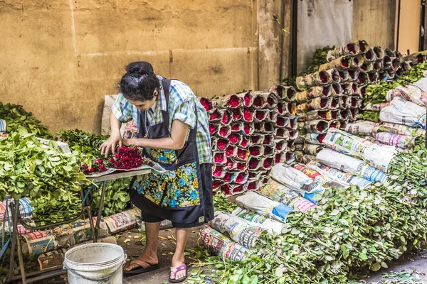 BANGKOK, THAILAND - NOVEMBER 07, 2015: Local woman sells Thai st — Stock Photo, Image