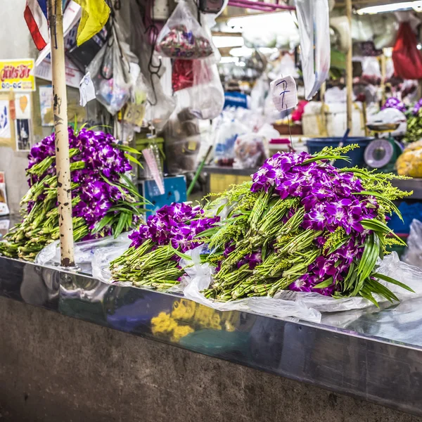 Orchidee asiatiche viola vende nel mercato locale, thailandia — Foto Stock