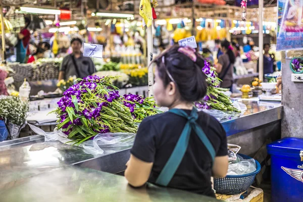 BANGKOK, THAILAND - NOVEMBER 07, 2015: Local woman sells Thai st — Stock Photo, Image