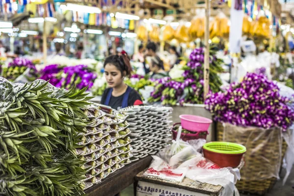 BANGKOK, TAILANDIA - 07 DE NOVIEMBRE DE 2015: Mujer local vende comida tailandesa — Foto de Stock