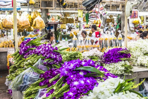 BANGKOK, THAILAND - NOVEMBRO 07, 2015: Mulher local vende tailandês st — Fotografia de Stock