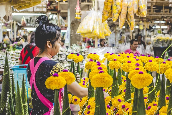 BANGKOK, THAILAND - NOVEMBER 07, 2015: Local woman sells Thai st — Stock Photo, Image