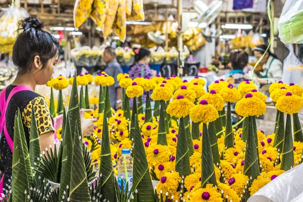 BANGKOK, THAILAND - NOVEMBRO 07, 2015: Mulher local vende tailandês st — Fotografia de Stock