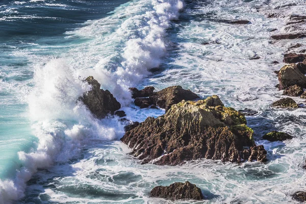 Tormenta en el mar, junto a la roca salvaje —  Fotos de Stock