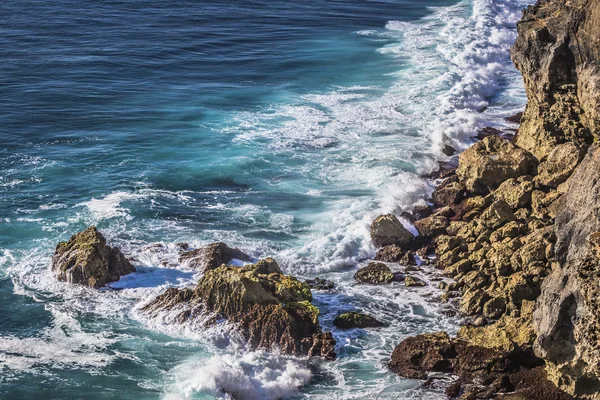 Tormenta en el mar, junto a la roca salvaje — Foto de Stock