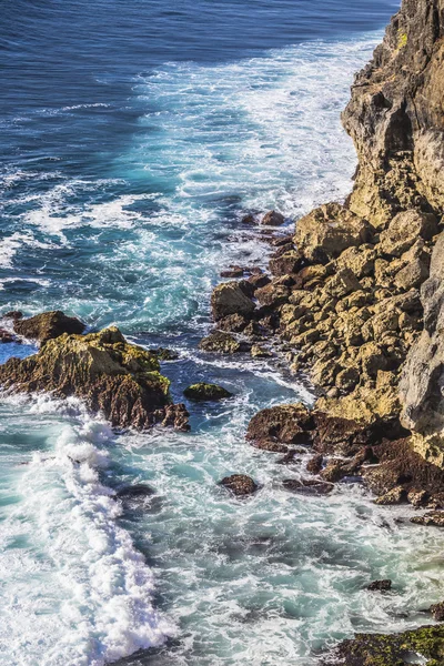 Tempête dans la mer, à côté du rocher sauvage — Photo