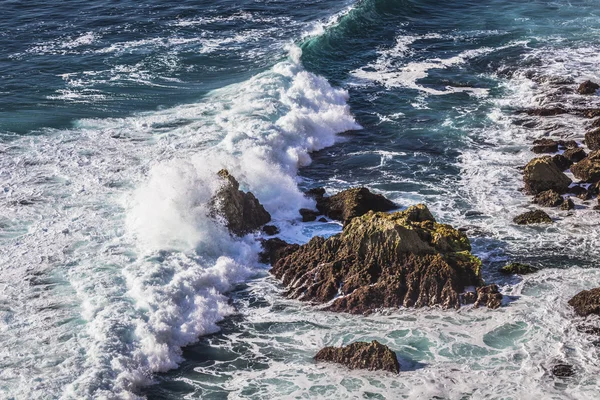 Буря в море, рядом с дикой скалой — стоковое фото